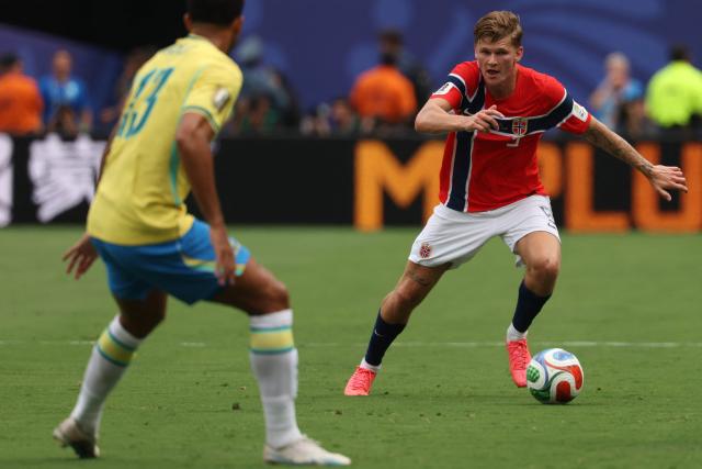 Norway's defender #05 David Moller Wolfe runs with the ball during the 2026 World Cup round of 16 football match between Brazil and Norway at the New York/New Jersey Stadium in East Rutherford on July 5, 2026.  (Photo by Odd ANDERSEN / AFP)