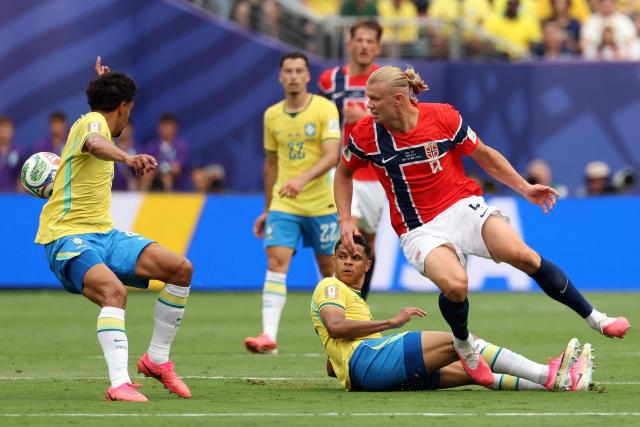 Norway's forward #09 Erling Braut Haaland (R) and Brazil's defender #16 Douglas Santos (C) fight for the ball past Brazil's defender #04 Marquinhos (L) during the 2026 World Cup round of 16 football match between Brazil and Norway at the New York/New Jersey Stadium in East Rutherford on July 5, 2026.  (Photo by Odd ANDERSEN / AFP)
