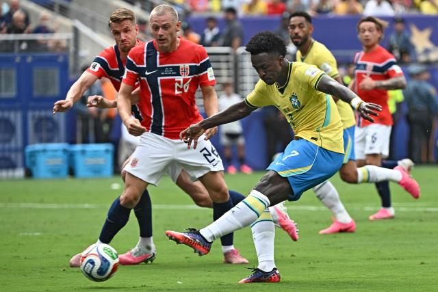 Brazil's forward #07 Vinicius Junior kicks the ball past Norway's defender #26 Julian Ryerson during the 2026 World Cup round of 16 football match between Brazil and Norway at the New York/New Jersey Stadium in East Rutherford on July 5, 2026.  (Photo by Jewel SAMAD / AFP)