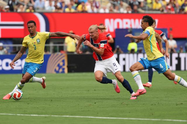 (L-R) Brazil's defender #03 Gabriel Magalhaes, Norway's forward #09 Erling Braut Haaland, and Brazil's defender #04 Marquinhos fight for the ball during the 2026 World Cup round of 16 football match between Brazil and Norway at the New York/New Jersey Stadium in East Rutherford on July 5, 2026.  (Photo by Odd ANDERSEN / AFP)