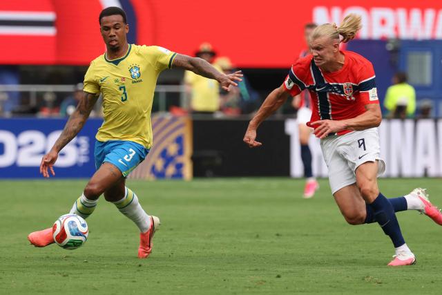 Brazil's defender #03 Gabriel Magalhaes and Norway's forward #09 Erling Braut Haaland fight for the ball during the 2026 World Cup round of 16 football match between Brazil and Norway at the New York/New Jersey Stadium in East Rutherford on July 5, 2026.  (Photo by Odd ANDERSEN / AFP)