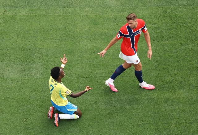Brazil's forward #07 Vinicius Junior and Norway's defender #03 Kristoffer Vassbakk Ajer react during the 2026 World Cup round of 16 football match between Brazil and Norway at the New York/New Jersey Stadium in East Rutherford on July 5, 2026.  (Photo by CHARLY TRIBALLEAU / AFP)