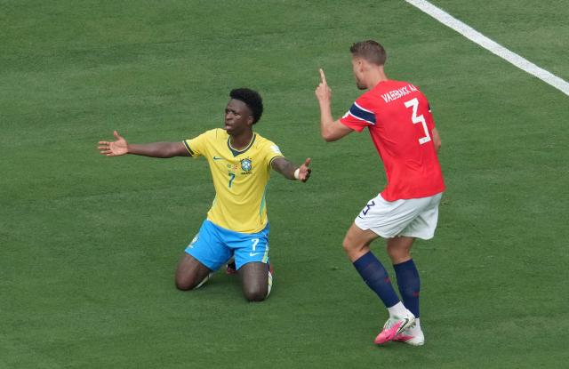 Brazil's forward #07 Vinicius Junior and Norway's defender #03 Kristoffer Vassbakk Ajer react during the 2026 World Cup round of 16 football match between Brazil and Norway at the New York/New Jersey Stadium in East Rutherford on July 5, 2026.  (Photo by TIMOTHY A. CLARY / AFP)