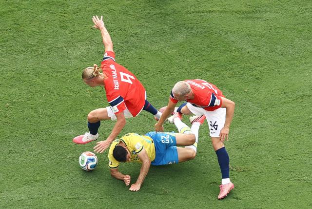 Norway's forward #09 Erling Braut Haaland, Brazil's forward #22 Gabriel Martinelli and Norway's defender #26 Julian Ryersonfight for the ball during the 2026 World Cup round of 16 football match between Brazil and Norway at the New York/New Jersey Stadium in East Rutherford on July 5, 2026.  (Photo by CHARLY TRIBALLEAU / AFP)