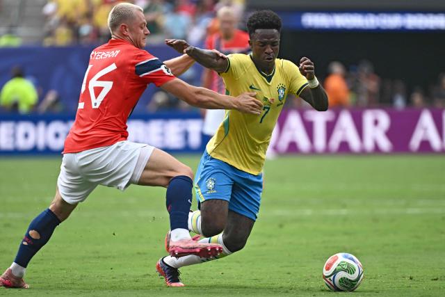 Norway's defender #26 Julian Ryerson and Brazil's forward #07 Vinicius Junior fight for the ball during the 2026 World Cup round of 16 football match between Brazil and Norway at the New York/New Jersey Stadium in East Rutherford on July 5, 2026.  (Photo by Jewel SAMAD / AFP)