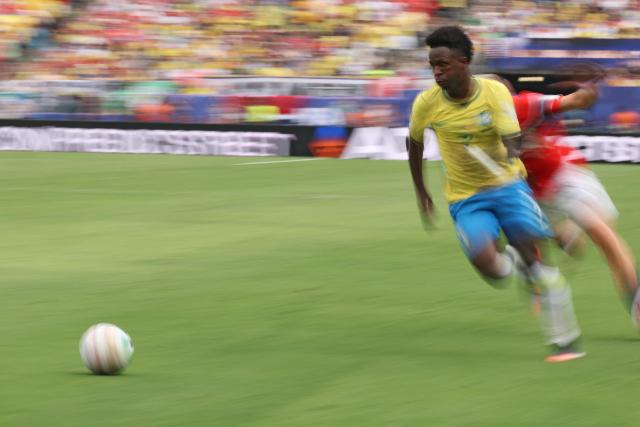 This slow shutter photograph shows Brazil's forward #07 Vinicius Junior running with the ball during the 2026 World Cup round of 16 football match between Brazil and Norway at the New York/New Jersey Stadium in East Rutherford on July 5, 2026.  (Photo by Odd ANDERSEN / AFP)