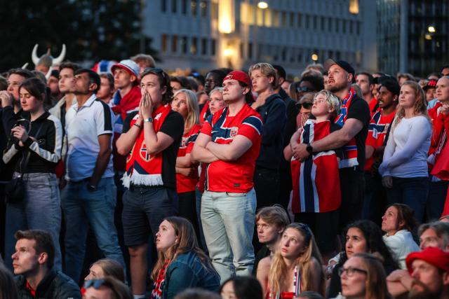 Norway fans react as they watch the 2026 World Cup round of 16 football match between Brazil and Norway on a giant screen at Radhusplassen in Oslo on July 5, 2026. (Photo by Trond Reidar TEIGEN / NTB / AFP) / Norway OUT