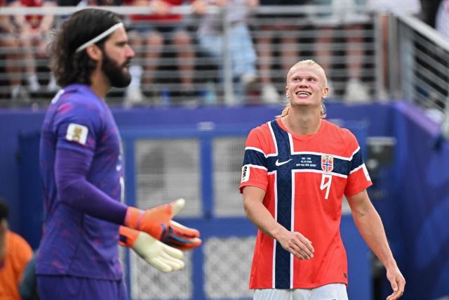 Norway's forward #09 Erling Braut Haaland reacts to a missed chance past Brazil's goalkeeper #01 Alisson during the 2026 World Cup round of 16 football match between Brazil and Norway at the New York/New Jersey Stadium in East Rutherford on July 5, 2026.  (Photo by Jewel SAMAD / AFP)