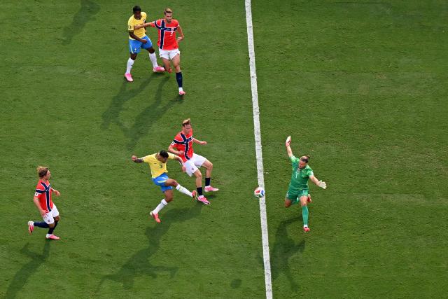 Norway's goalkeeper #01 Orjan Nyland makes a save past Brazil's midfielder #08 Bruno Guimaraes  during the 2026 World Cup round of 16 football match between Brazil and Norway at the New York/New Jersey Stadium in East Rutherford on July 5, 2026.  (Photo by Jewel SAMAD / AFP)