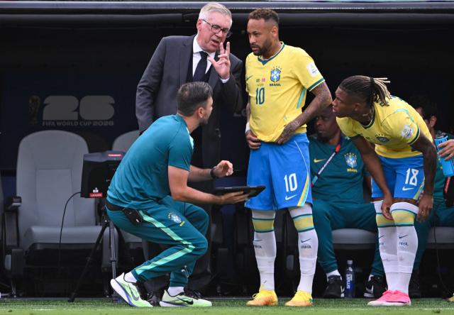 (From L) Brazil's Italian head coach Carlo Ancelotti speaks with Brazil's forward #10 Neymar and Brazil's midfielder #18 Danilo Santos during the 2026 World Cup round of 16 football match between Brazil and Norway at the New York/New Jersey Stadium in East Rutherford on July 5, 2026. (Photo by Pedro UGARTE / AFP)