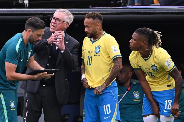 Brazil's Italian head coach Carlo Ancelotti speaks with Brazil's forward #10 Neymar and Brazil's midfielder #18 Danilo Santos during the 2026 World Cup round of 16 football match between Brazil and Norway at the New York/New Jersey Stadium in East Rutherford on July 5, 2026. (Photo by Pedro UGARTE / AFP)