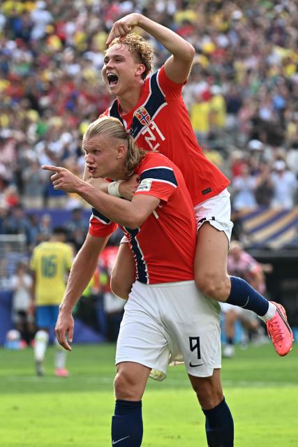 Norway's forward #09 Erling Braut Haaland (L) celebrates scoring his team's second goal with teammate midfielder #21 Andreas Schjelderup during the 2026 World Cup round of 16 football match between Brazil and Norway at the New York/New Jersey Stadium in East Rutherford on July 5, 2026.  (Photo by Jewel SAMAD / AFP)