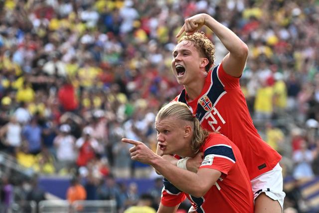 Norway's forward #09 Erling Braut Haaland (L) celebrates scoring his team's second goal with teammate midfielder #21 Andreas Schjelderup during the 2026 World Cup round of 16 football match between Brazil and Norway at the New York/New Jersey Stadium in East Rutherford on July 5, 2026.  (Photo by Jewel SAMAD / AFP)