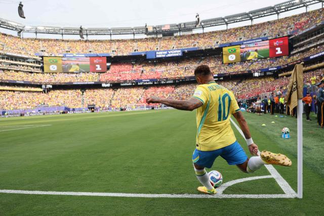 Brazil's forward #10 Neymar takes a corner kick during the 2026 World Cup round of 16 football match between Brazil and Norway at the New York/New Jersey Stadium in East Rutherford on July 5, 2026.  (Photo by Odd ANDERSEN / AFP)