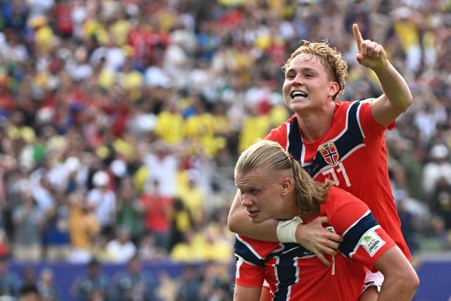 Norway's forward #09 Erling Braut Haaland (L) celebrates scoring his team's second goal with teammate midfielder #21 Andreas Schjelderup during the 2026 World Cup round of 16 football match between Brazil and Norway at the New York/New Jersey Stadium in East Rutherford on July 5, 2026.  (Photo by Jewel SAMAD / AFP)