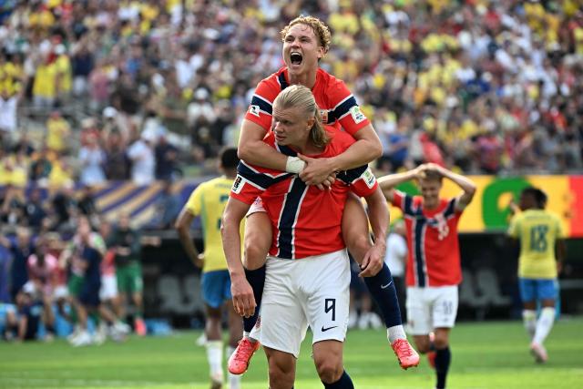 Norway's forward #09 Erling Braut Haaland celebrates scoring his team's second goal with teammate midfielder #21 Andreas Schjelderup during the 2026 World Cup round of 16 football match between Brazil and Norway at the New York/New Jersey Stadium in East Rutherford on July 5, 2026.  (Photo by Jewel SAMAD / AFP)