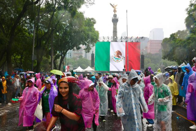 Mexican football gather at the Angel of Independence to watch the 2026 FIFA World Cup Round of 16 football match between Mexico and England in Mexico City on July 5, 2026. (Photo by Claudia Rosel / AFP)