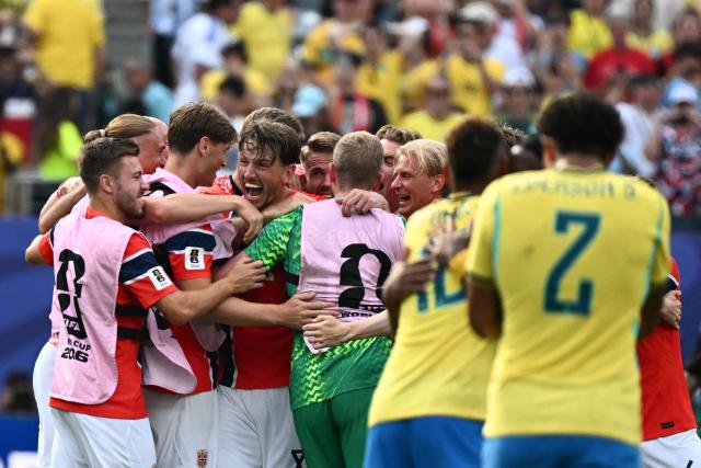 Norway's midfielder #08 Sander Berge and teammates react after winning the 2026 World Cup round of 16 football match between Brazil and Norway at the New York/New Jersey Stadium in East Rutherford on July 5, 2026.  (Photo by Jewel SAMAD / AFP)
