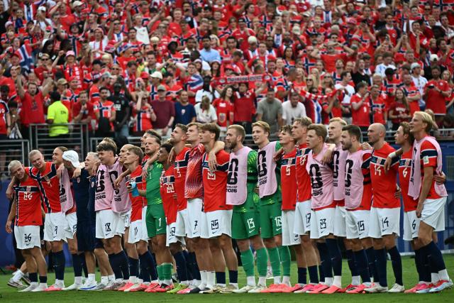 Norway's players celebrate after winning the 2026 World Cup round of 16 football match between Brazil and Norway at the New York/New Jersey Stadium in East Rutherford on July 5, 2026.  (Photo by Jewel SAMAD / AFP)