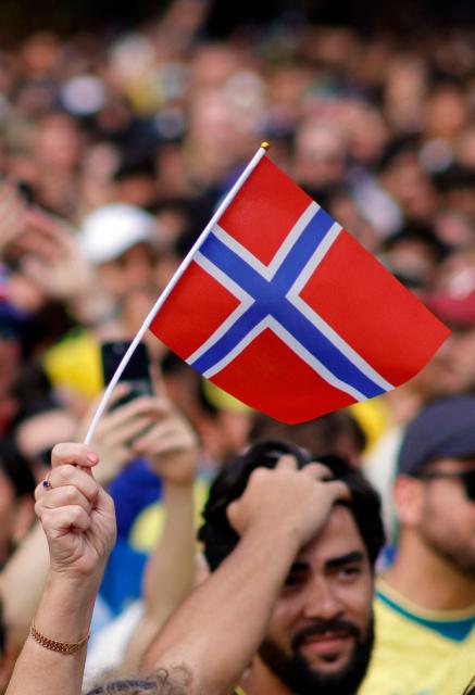 A Norway's fan waves a flag as a Brazilian fan reacts while watching the 2026 World Cup round of 16 football match between Brazil and Norway at a watch party in Hudson Yards Backyard in New York City on July 5, 2026. (Photo by Leonardo MUNOZ / AFP)