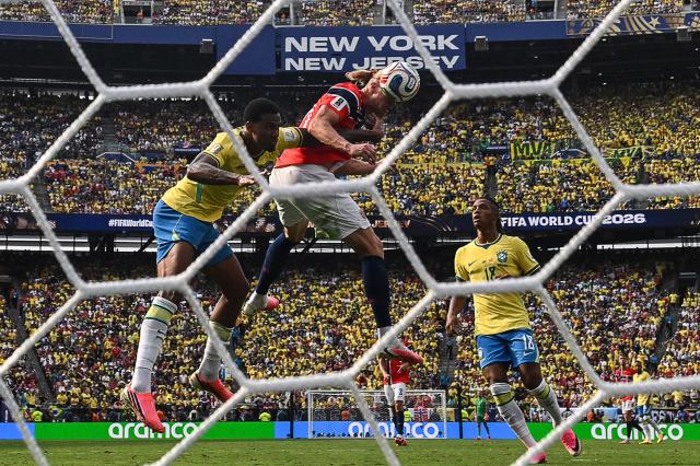 TOPSHOT - Norway's forward #09 Erling Braut Haaland (C) heads the ball and scores the opening goal  during the 2026 World Cup round of 16 football match between Brazil and Norway at the New York/New Jersey Stadium in East Rutherford on July 5, 2026.  (Photo by MAURO PIMENTEL / AFP)