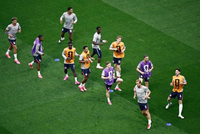 England's players warms up ahead of the 2026 World Cup round of 16 football match between Mexico and England at the Mexico City Stadium in Mexico City on July 5, 2026.  (Photo by Ulises RUIZ / AFP)