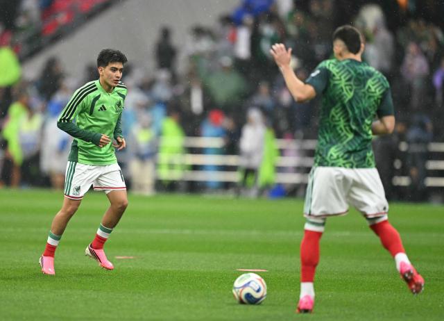 Mexico's midfielder #19 Gilberto Mora warms up ahead of the 2026 World Cup round of 16 football match between Mexico and England at the Mexico City Stadium in Mexico City on July 5, 2026.  (Photo by Yuri CORTEZ / AFP)