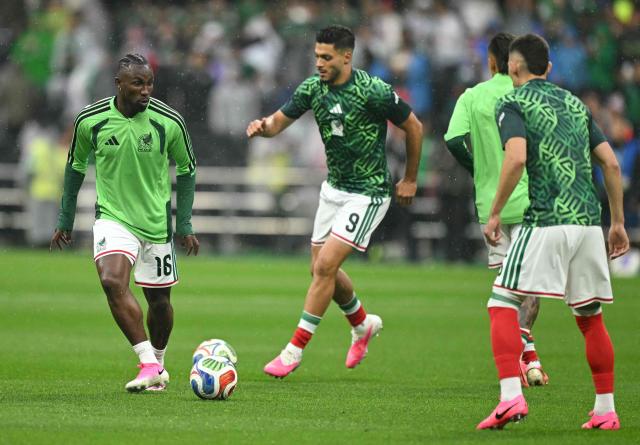 Mexico's forward #16 Julian Quinones warms up ahead of the 2026 World Cup round of 16 football match between Mexico and England at the Mexico City Stadium in Mexico City on July 5, 2026.  (Photo by Yuri CORTEZ / AFP)