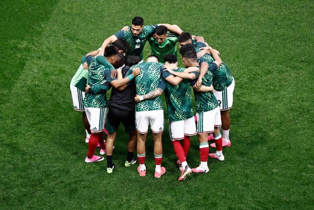 Mexico's players gather in a circle as they warm up ahead of the 2026 World Cup round of 16 football match between Mexico and England at the Mexico City Stadium in Mexico City on July 5, 2026.  (Photo by Ulises RUIZ / AFP)