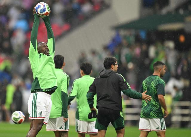 Mexico's forward #16 Julian Quinones warms up ahead of the 2026 World Cup round of 16 football match between Mexico and England at the Mexico City Stadium in Mexico City on July 5, 2026.  (Photo by Yuri CORTEZ / AFP)