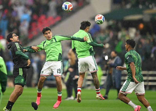 Mexico's midfielder #19 Gilberto Mora warms up ahead of the 2026 World Cup round of 16 football match between Mexico and England at the Mexico City Stadium in Mexico City on July 5, 2026.  (Photo by Yuri CORTEZ / AFP)