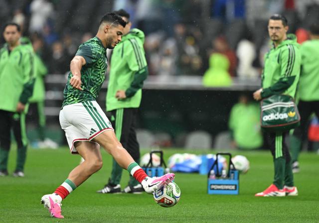 Mexico's forward #09 Raul Jimenez warms up ahead of the 2026 World Cup round of 16 football match between Mexico and England at the Mexico City Stadium in Mexico City on July 5, 2026.  (Photo by Yuri CORTEZ / AFP)