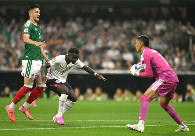 England's forward #07 Bukayo Saka (C) reacts to a missed chance past Mexico's defender #03 Cesar Montes (L) and goalkeeper #01 Raul Rangel (R) during the 2026 World Cup round of 16 football match between Mexico and England at the Mexico City Stadium in Mexico City on July 5, 2026.  (Photo by Yuri CORTEZ / AFP)