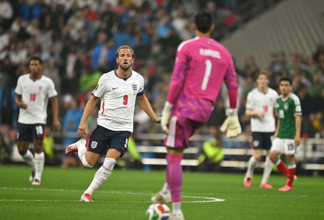 England's forward #09 Harry Kane looks at Mexico's goalkeeper #01 Raul Rangel controling the ball during the 2026 World Cup round of 16 football match between Mexico and England at the Mexico City Stadium in Mexico City on July 5, 2026.  (Photo by Yuri CORTEZ / AFP)
