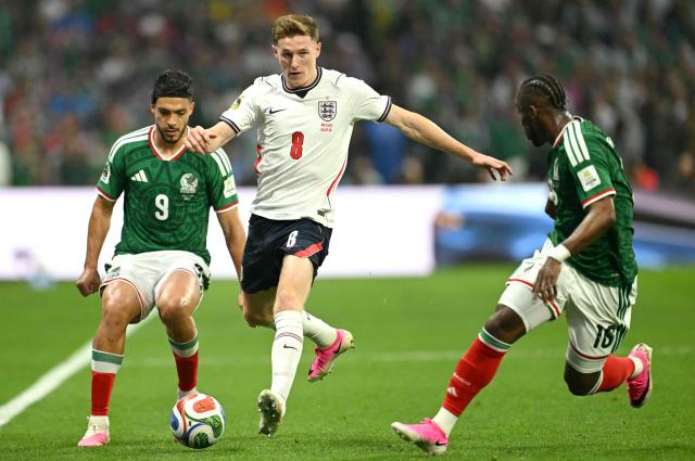 Mexico's forward #09 Raul Jimenez AND England's midfielder #08 Elliot Anderson fight for the ball PAST Mexico's forward #16 Julian Quinones during the 2026 World Cup round of 16 football match between Mexico and England at the Mexico City Stadium in Mexico City on July 5, 2026.  (Photo by Yuri CORTEZ / AFP)