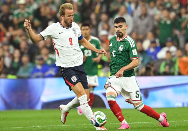 England's forward #09 Harry Kane and Mexico's defender #05 Johan Vasquez fight for the ball during the 2026 World Cup round of 16 football match between Mexico and England at the Mexico City Stadium in Mexico City on July 5, 2026.  (Photo by Alfredo ESTRELLA / AFP)