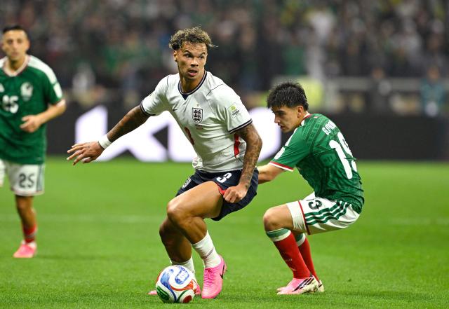 England's defender #03 Nico O'Reilly runs with the ball apst Mexico's midfielder #19 Gilberto Mora during the 2026 World Cup round of 16 football match between Mexico and England at the Mexico City Stadium in Mexico City on July 5, 2026.  (Photo by Alfredo ESTRELLA / AFP)