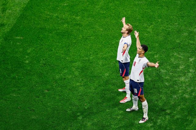 cEngland's midfielder #10 Jude Bellingham (R) celebrates scoring his team's first goal with teammate forward #09 Harry Kane (R) during the 2026 World Cup round of 16 football match between Mexico and England at the Mexico City Stadium in Mexico City on July 5, 2026.  (Photo by Ulises RUIZ / AFP)