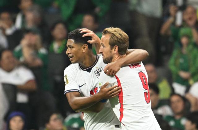 cEngland's midfielder #10 Jude Bellingham (L) celebrates scoring his team's first goal with teammate forward #09 Harry Kane (R) during the 2026 World Cup round of 16 football match between Mexico and England at the Mexico City Stadium in Mexico City on July 5, 2026.  (Photo by Yuri CORTEZ / AFP)
