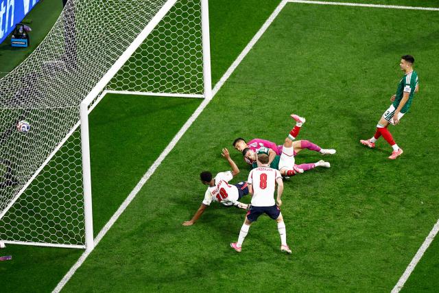 England's midfielder #10 Jude Bellingham scores his team's second goal during the 2026 World Cup round of 16 football match between Mexico and England at the Mexico City Stadium in Mexico City on July 5, 2026.  (Photo by Ulises RUIZ / AFP)