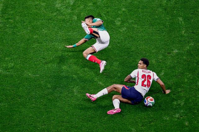 England's goalkeeper #23 James Trafford and England's defender #26 Jarell Quansah fight for the ball during the 2026 World Cup round of 16 football match between Mexico and England at the Mexico City Stadium in Mexico City on July 5, 2026.  (Photo by Ulises RUIZ / AFP)