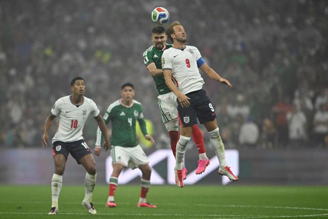 Mexico's defender #05 Johan Vasquez and England's forward #09 Harry Kane fight for the ball during the 2026 World Cup round of 16 football match between Mexico and England at the Mexico City Stadium in Mexico City on July 5, 2026.  (Photo by CARL DE SOUZA / AFP)