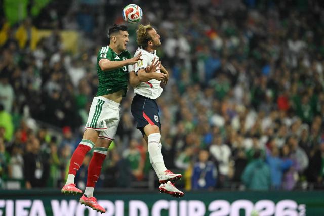 Mexico's defender #03 Cesar Montes and England's forward #09 Harry Kane fight for the ball during the 2026 World Cup round of 16 football match between Mexico and England at the Mexico City Stadium in Mexico City on July 5, 2026.  (Photo by CARL DE SOUZA / AFP)