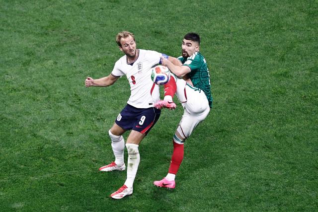 England's forward #09 Harry Kane and Mexico's defender #05 Johan Vasquez fight for the ball during the 2026 World Cup round of 16 football match between Mexico and England at the Mexico City Stadium in Mexico City on July 5, 2026.  (Photo by Ulises RUIZ / AFP)