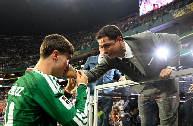 Mexico's forward #14 Armando Gonzalez is consoled by former Mexican player Javier Hernandez after losing the 2026 World Cup round of 16 football match between Mexico and England at the Mexico City Stadium in Mexico City on July 5, 2026.  (Photo by Alfredo ESTRELLA / AFP)