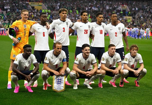 England players pose for pictures ahead of the 2026 World Cup round of 16 football match between Mexico and England at the Mexico City Stadium in Mexico City on July 5, 2026.  (Photo by Alfredo ESTRELLA / AFP)
