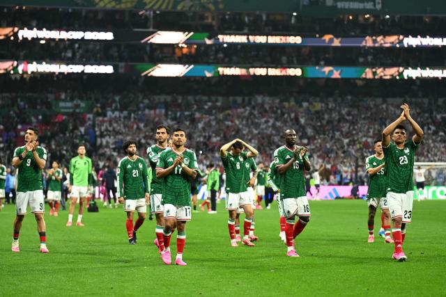 Mexico players acknowledge the crowd after losing the 2026 World Cup round of 16 football match between Mexico and England at the Mexico City Stadium in Mexico City on July 5, 2026.  (Photo by YURI CORTEZ / AFP)