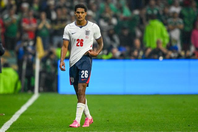 England's defender #26 Jarell Quansah leaves the field after receiving a red card during the 2026 World Cup round of 16 football match between Mexico and England at the Mexico City Stadium in Mexico City on July 5, 2026.  (Photo by Alfredo ESTRELLA / AFP)
