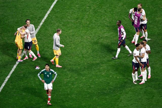 England's players celebrate after winning the 2026 World Cup round of 16 football match between Mexico and England at the Mexico City Stadium in Mexico City on July 5, 2026.  (Photo by Ulises RUIZ / AFP)