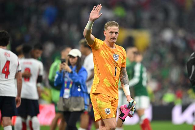 England's goalkeeper #01 Jordan Pickford waves to fans after winning the 2026 World Cup round of 16 football match between Mexico and England at the Mexico City Stadium in Mexico City on July 5, 2026.  (Photo by CARL DE SOUZA / AFP)